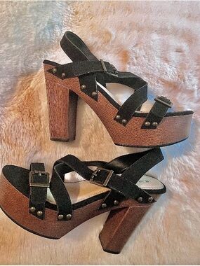 JustFab~Vintage 70s Style Black Strappy Platform Heel Sandals-Retro Vogue Sexy